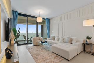Exceptional high floor 3bed apartment by Suiteable - 0