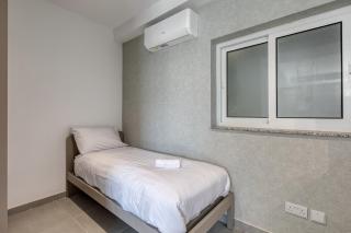 Stylish Apartment Heart of St Julians Sleeps 5 - 3