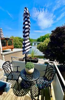 European Style Open Concept Oasis on the Tay River Basin - 0