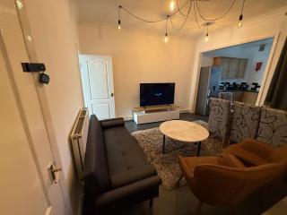 Gladstone 3BR Doncaster House - Sleeps 10 - Parking & Fast WIFI - Near A1 & M18 - 2