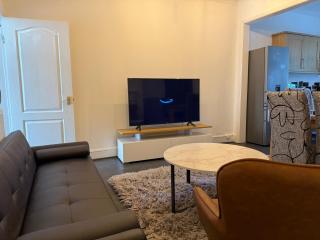 Gladstone 3BR Doncaster House - Sleeps 10 - Parking & Fast WIFI - Near A1 & M18 - 6