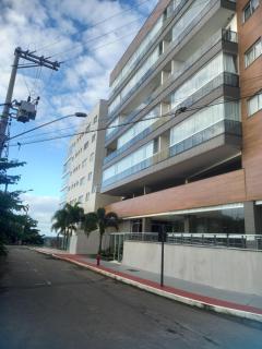 Apartamento 305 na Bacutia, a 20m da praia, 2Q, 1suíte, frente, sol da manhã, piscina, sauna e 1 VG - 0