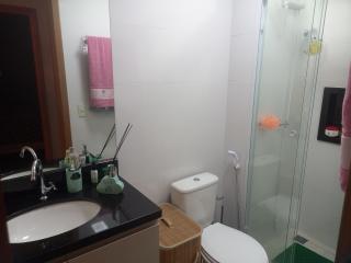 Apartamento 305 na Bacutia, a 20m da praia, 2Q, 1suíte, frente, sol da manhã, piscina, sauna e 1 VG - 2