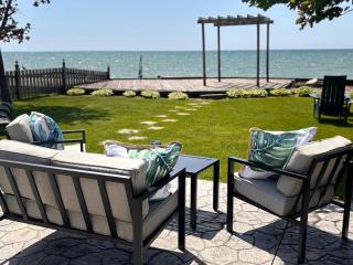 Birds Eye View on Erie with Hot Tub & Game Room - Leamington - 0