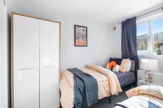Annika - 7 minutes walk to Victorious, 2 free parking, 3 bedroom house, Sleeps 1- 7 Comfortably, Driveway, Beach inspired Cozy Garden - 5