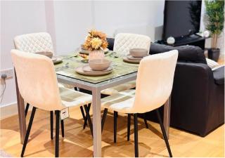 River View 2-Bed Apartment with Balcony Leeds Dock - 7