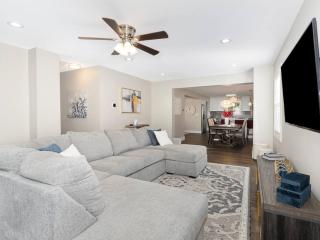 Spacious 2082 sq ft Home & 1 Mile Walk 2Town/River - 6