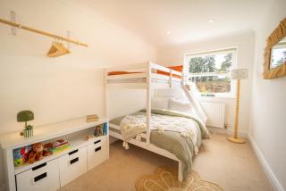 Spacious House in Weston Park - 3