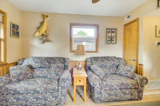 Walk to Launch Lakefront Cabin with Deck in Grove! - Grove - 6