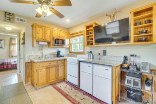 Walk to Launch Lakefront Cabin with Deck in Grove! - Grove - 4