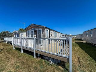 Lovely 8 Berth Caravan With Large Decking Area In Caister, Norfolk Ref 65055Eb - Caister-on-Sea - 0