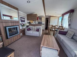 Lovely 8 Berth Caravan With Large Decking Area In Caister, Norfolk Ref 65055Eb - Caister-on-Sea - 2