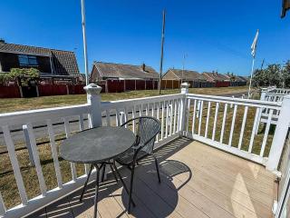 Lovely 8 Berth Caravan With Large Decking Area In Caister, Norfolk Ref 65055Eb - Caister-on-Sea - 1