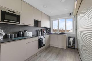 Beachfront Escape Sleeps 8 Ideal Family Retreat - Pevensey - 7