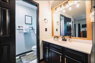Warm and comforting 2 bedroom cabin with hot tub - 3