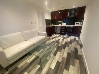 Spacious 1-Bed Apartment - Sleeps 2 & Parking - 4