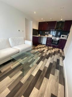 Spacious 1-Bed Apartment - Sleeps 2 & Parking - 1
