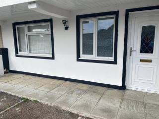 Spacious 1-Bed Apartment - Sleeps 2 & Parking - Truro - 0