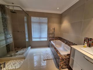 Jumanji Safaris Villa Constantia - 4