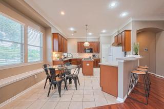 Peaceful Exec Home w Office Near Everything - 6