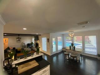 Houston Getaway 5BR Sleeps 13 Pool WiFi - 7