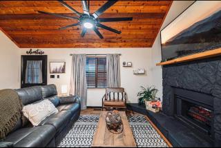 Warm and comforting 2 bedroom cabin with hot tub - Pigeon Forge - 9