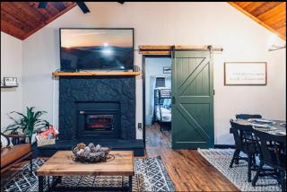 Warm and comforting 2 bedroom cabin with hot tub - Pigeon Forge - 5