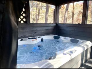 Warm and comforting 2 bedroom cabin with hot tub - Pigeon Forge - 4
