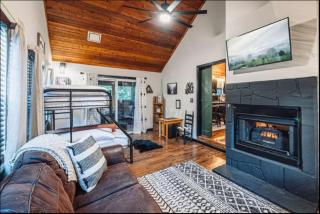 Warm and comforting 2 bedroom cabin with hot tub - 3