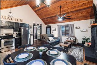 Warm and comforting 2 bedroom cabin with hot tub - 1