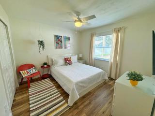 NEW - Amazing Sunshine - Up 6 Guests-Private Backyard - 6