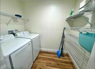 NEW - Amazing Sunshine - Up 6 Guests-Private Backyard - 3