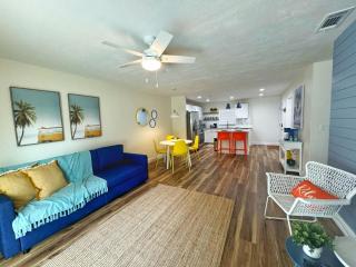 NEW - Amazing Sunshine - Up 6 Guests-Private Backyard - 9