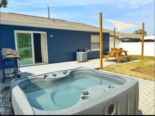 NEW - Amazing Sunshine - Up 6 Guests-Private Backyard - 8