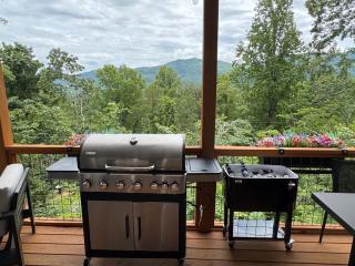 New, Luxury, 5 Miles to Asheville, Hot Tub, Spectacular Mountain Views, Fire Pit, Pool Table - 7