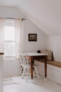 The Wild Rose - Cozy PEC Rental in Picton - Picton - 1