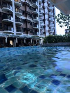 Petfriendly Suit with Balcony Bayview, City View, with Netflix, Fast Wifi, Free Pool Access, Gym and Sauna Near Airport, MOA, Star City, PICC, CCP WFH ready - 2