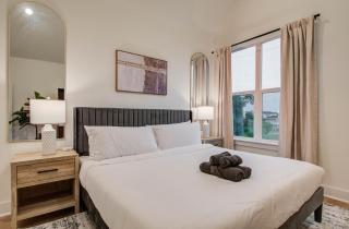 Chic & Central 3BD Townhouse Mins to DT & Midtown - Houston - 6