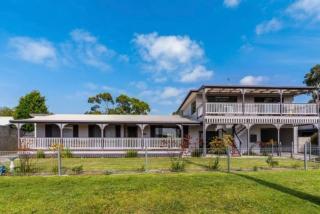 Inverloch Dual Retreat with Spa Bath 400m to Beach - 8