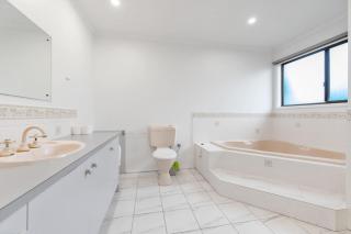Inverloch Dual Retreat with Spa Bath 400m to Beach - 2