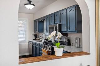 Blue Haven Cottage - Spacious 2BD in the Heights - Peoria Heights - 0