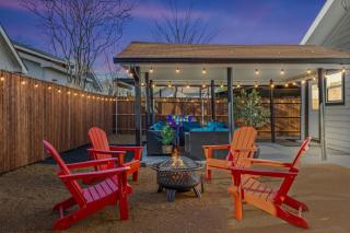 3B2B Home in Downtown Dallas - King & Queen Beds with a Large Yard - 9