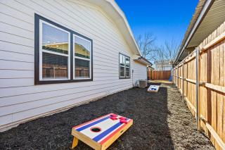 3B2B Home in Downtown Dallas - King & Queen Beds with a Large Yard - 6