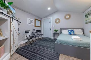 Outdoor Deck Fully Equipped Remodeled Bath - 9