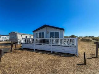Beautiful 8 Berth Lodge For Hire At Kessingland Beach In Suffolk Ref 90012Td - 0
