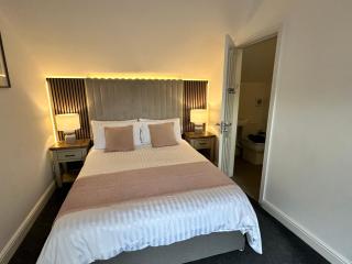 Stylish 4BR Townhouse on Stretford Marina - Waterside Stay in M32 - Manchester - 8