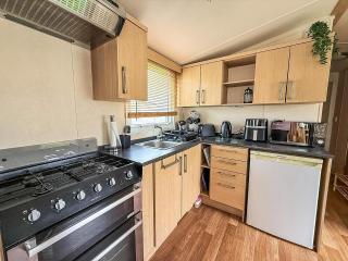 Lovely 4 Berth Caravan With At Broadland Sands Holiday Park Ref 20050Bs - Hopton on Sea - 2