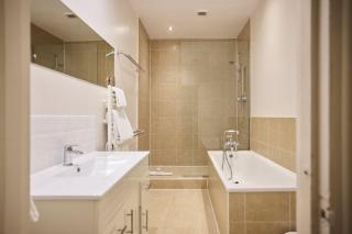 The West Kensington Hideout - Cozy 2BDR Flat with Garden - 2