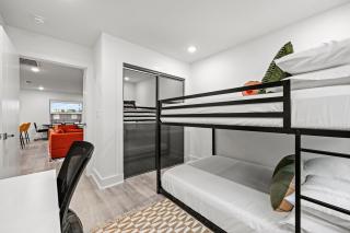 Modern 2BR with Parking, King Bed near Downtown Dallas - Dallas - 3