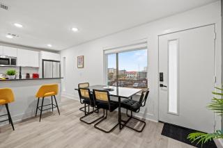 Modern 2BR with Parking, King Bed near Downtown Dallas - Dallas - 1